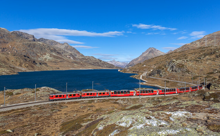Roter Panoramazug am Lago Bianco
