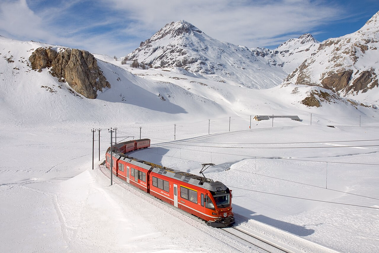 Roter Allegra-Zug zwischen den verschneiten Bernina-Bergen