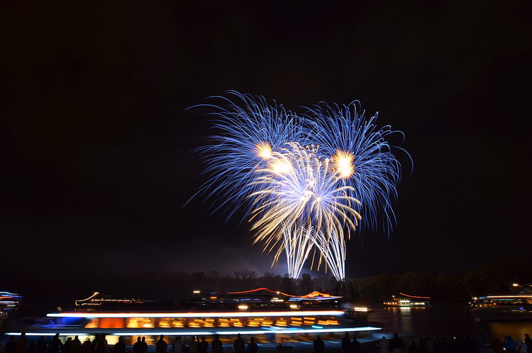 Feux d'artifice sur le Rhin et bateaux illuminés la nuit