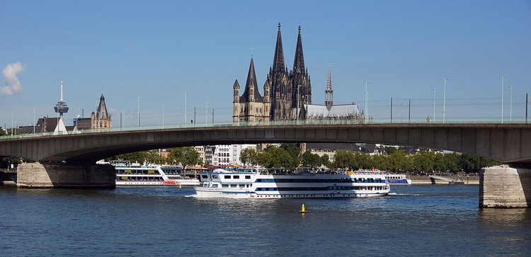 Köln Katedrali yakınında Ren Nehri'ndeki gezi tekneleri