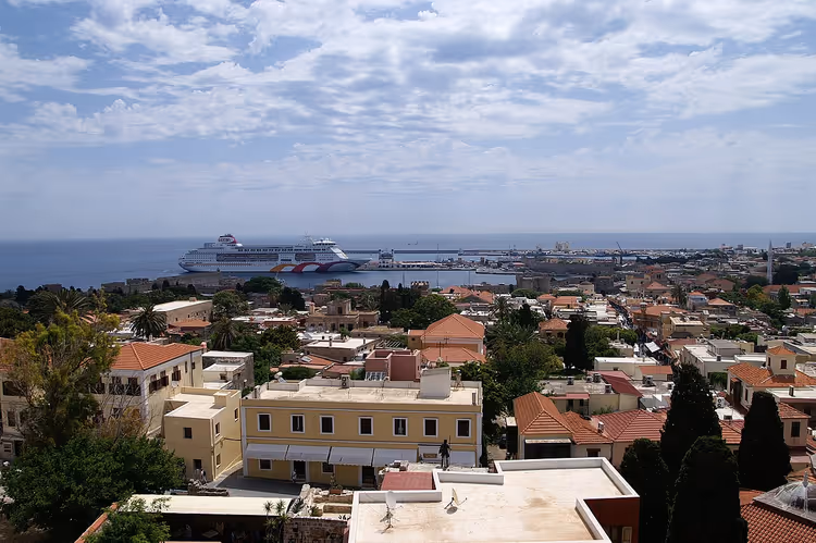Panorama von Rhodos mit dem Hafen und einem Kreuzfahrtschiff