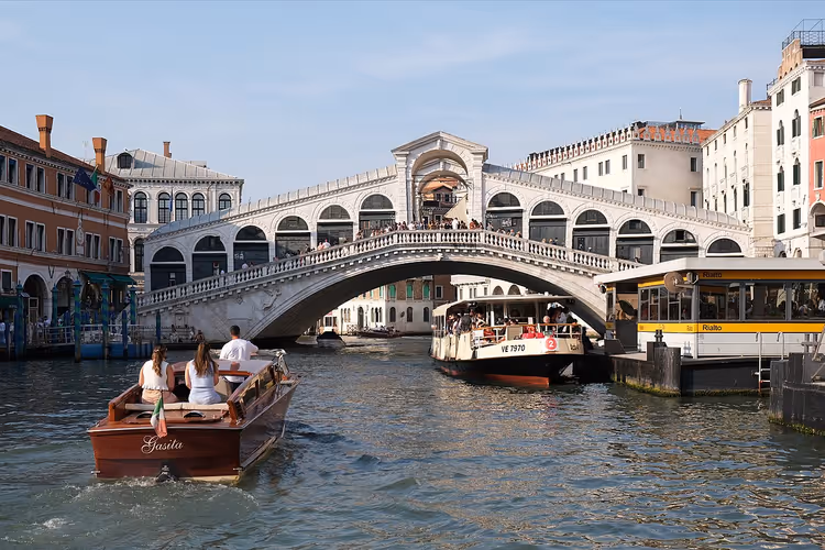 tekneli Büyük Kanal üzerindeki Rialto Köprüsü