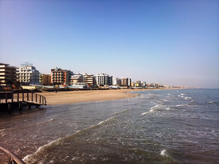 Sandstrand og strandpromenade i Riccione med hoteller