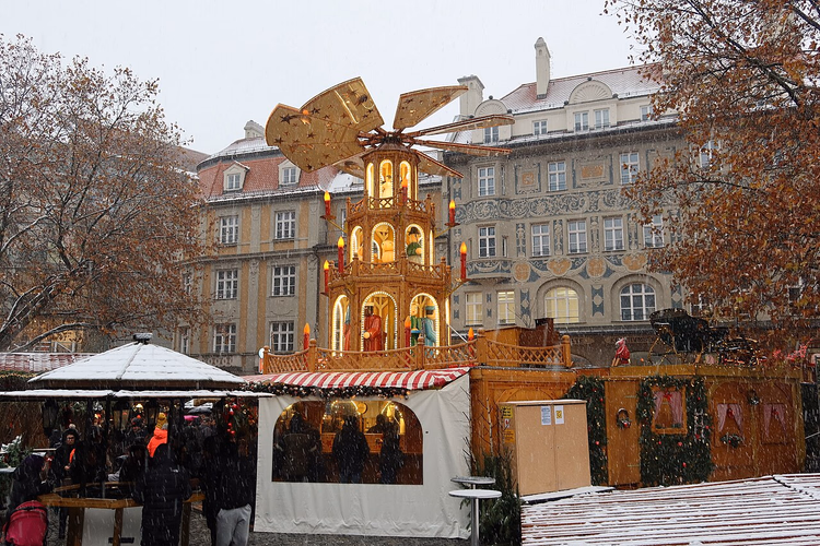 Pyramide de Noël et stands au Rindermarkt