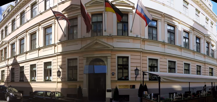 Fassade des historischen Grand Palace Hotel in Riga