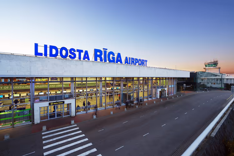 Terminal dell'aeroporto di Riga e autobus urbano