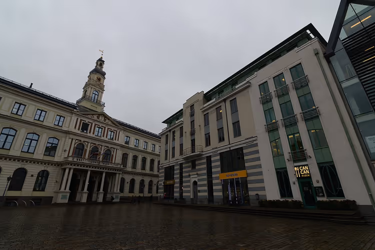Rigaer Rathausplatz mit Rathaus und neuen Gebäuden