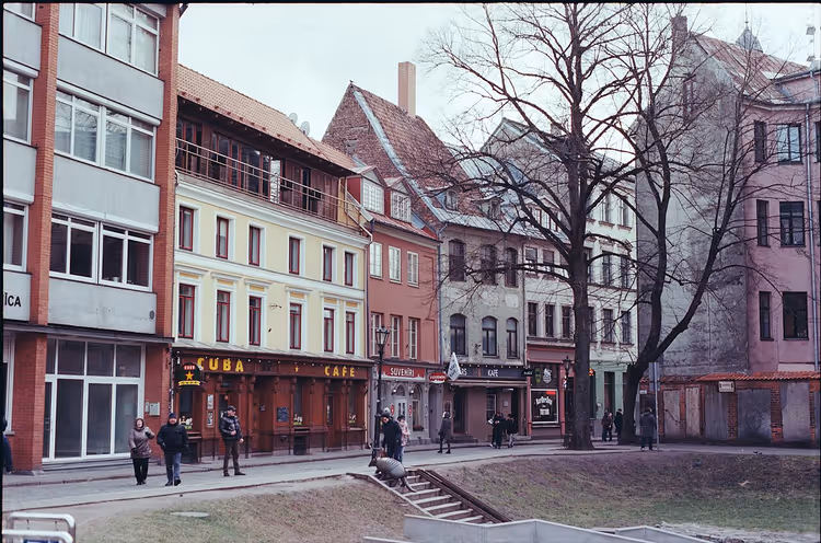 Strada della Città Vecchia a Riga con edifici storici e caffè