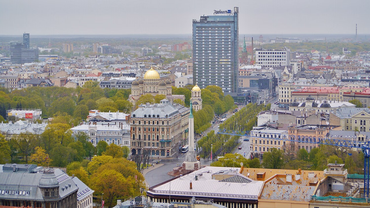 Башня отеля Radisson Blu над центром Риги