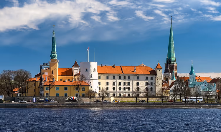 Riga slott på bredden av Daugava, bypanorama