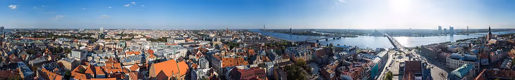 Panorama over Riga med tegltak og Daugava