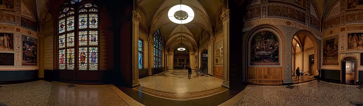 Rijksmuseum Büyük Salonu'nun vitray ve duvar resimleriyle panoraması