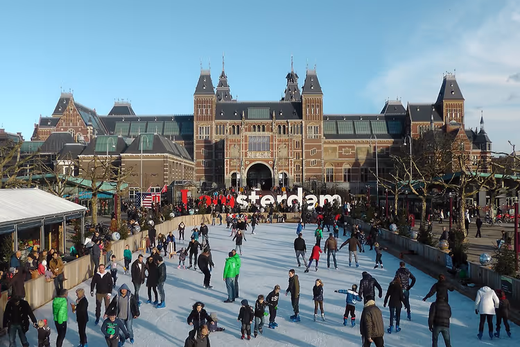 Luistinrata Museumpleinilla Amsterdamissa