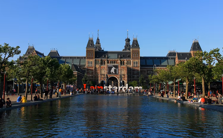 Rijksmuseum am Museumplein im Herbst