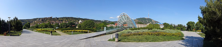 Rike-Park, die Friedensbrücke und die Hänge der Altstadt