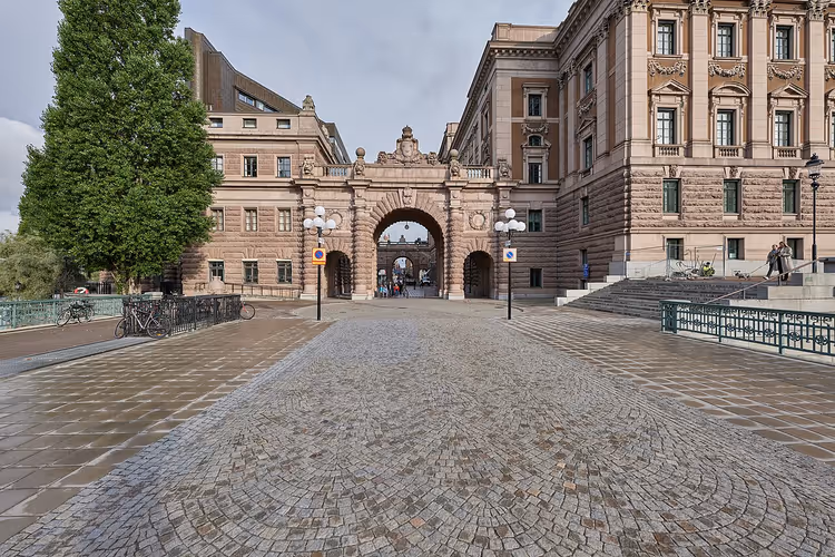 Riksdagsbygningen med sin sentrale bue i Stockholm