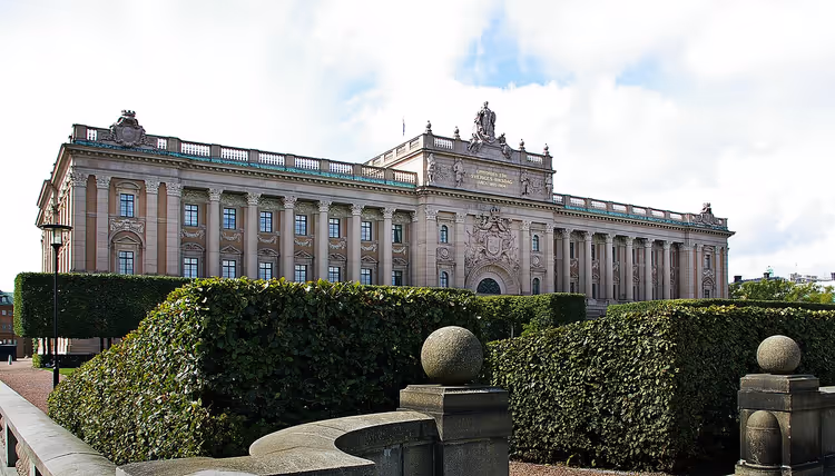 Riksdagsgebouw in Stockholm met groene heggen