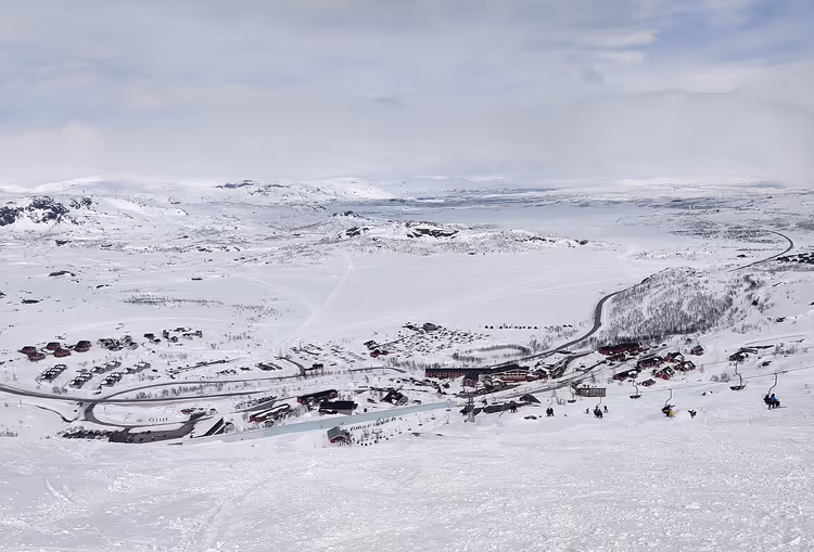 Snødekt Riksgränsen fjellresort med skiheiser