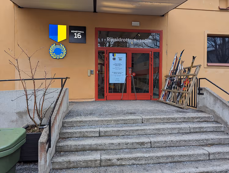 Ingang van het Zweeds Sportmuseum met ski's