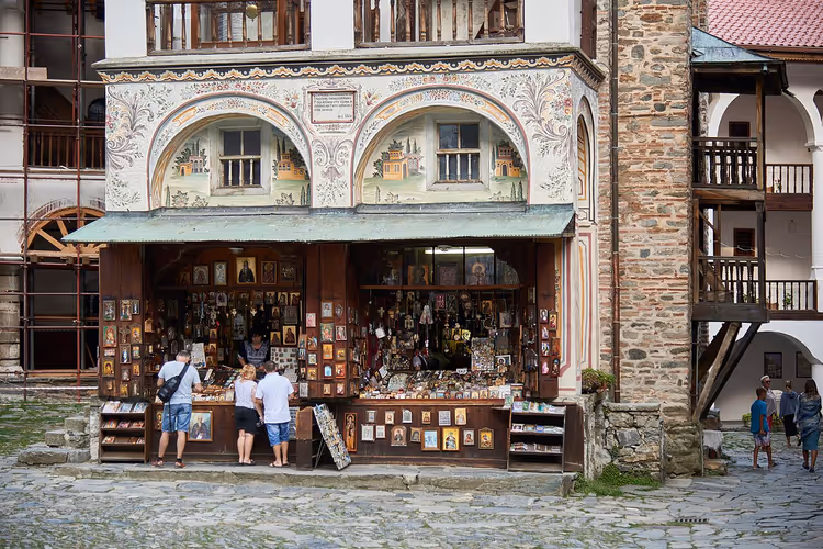 Souvenirwinkel met iconen bij het Rilaklooster