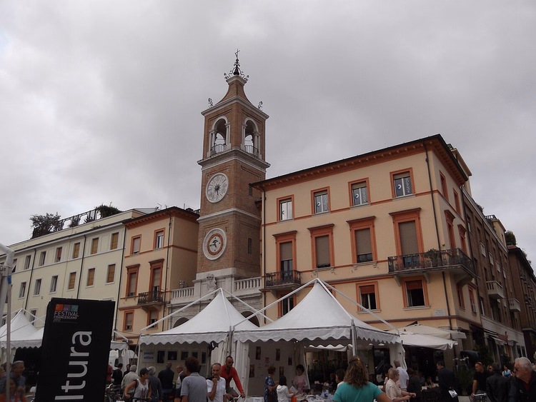Klokkentoren op Piazza Tre Martiri in Rimini