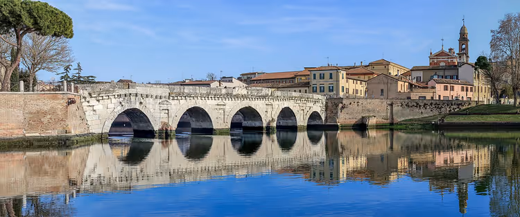 Oude Tiberiusbrug en de oude binnenstad van Rimini