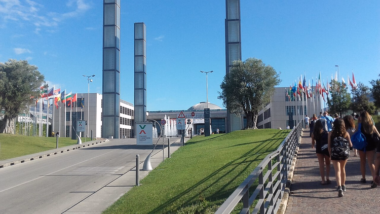 Kuleleriyle Rimini Fiera fuar merkezinin girişi