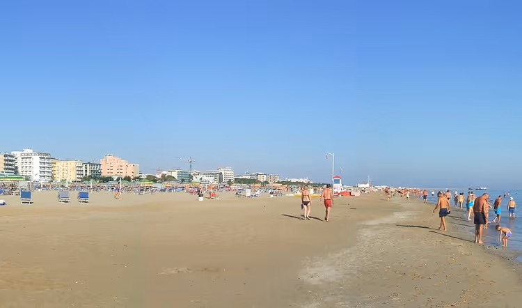 Zandstrand in Rimini met badgasten en gebouwen