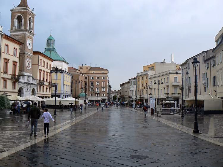 Piazza Tre Martiri op een regenachtige dag