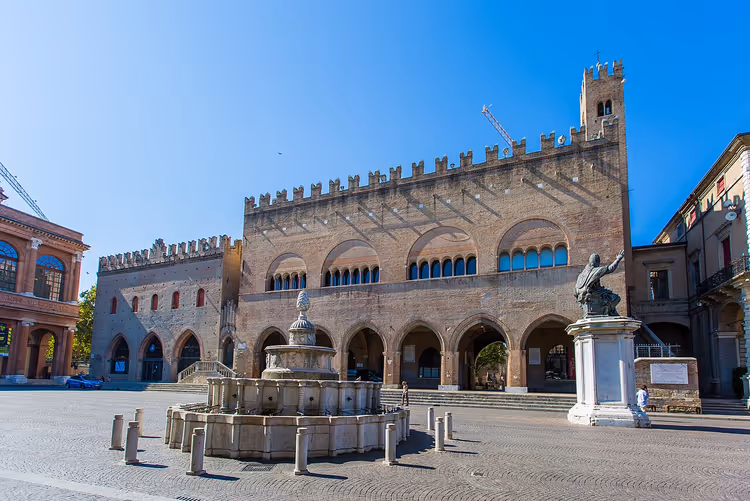 Rimini'deki Piazza Cavour'da Çam Kozalağı Çeşmesi