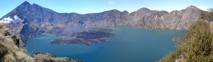Gipfel des Rinjani über den Wolken