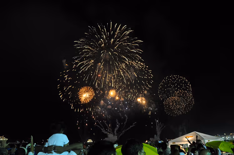 Vuurwerk boven het publiek op Copacabana Beach bij nacht
