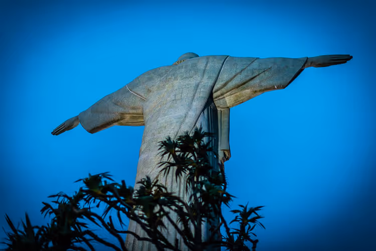 Kristusstatuen med utstrakte armer mot himmelen
