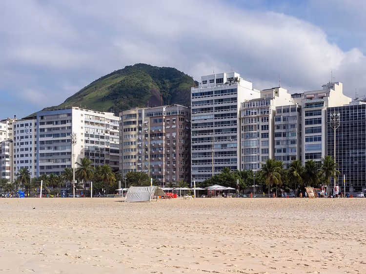 Copacabana mit Hotels, Palmen und einem Berg