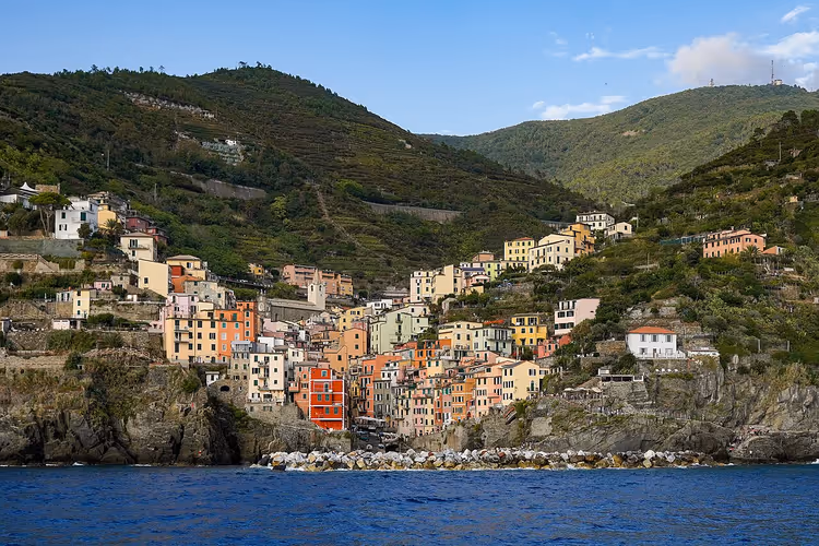 Fargerike hus i Riomaggiore på klipper ved havet