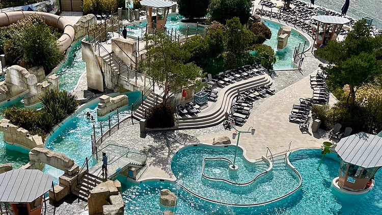 Aqua Mundo su parkının açık lagünü, üstten görünüm