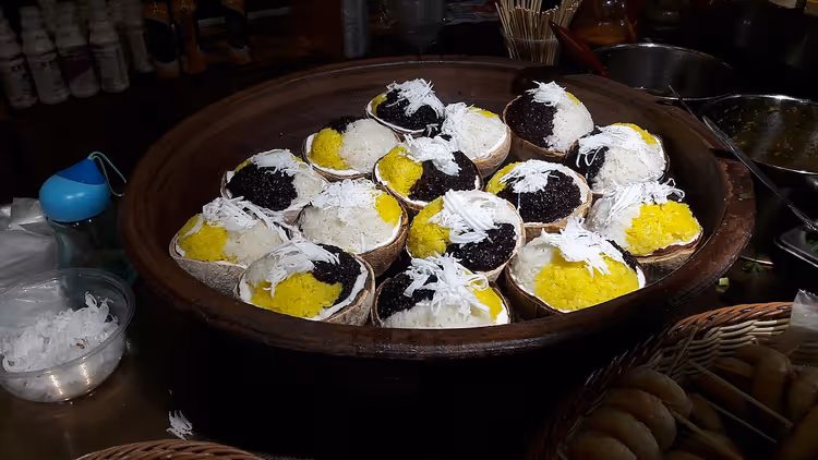 Kokosrijstkoekjes op bananenbladeren