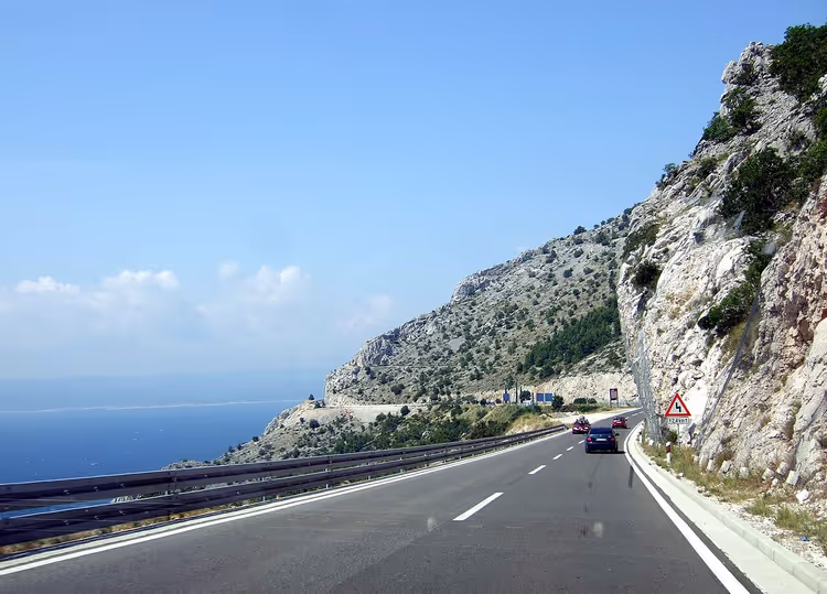 Aussichtsreiche Straße entlang der Adriaküste