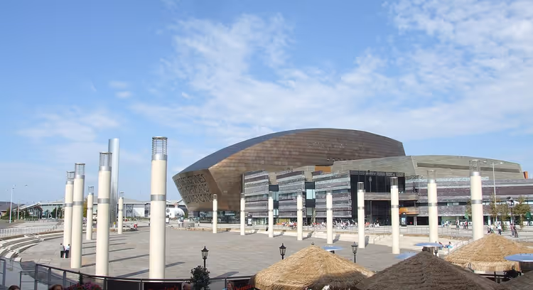 Roald Dahl Plass med hvite søyler og Wales Millennium Centre