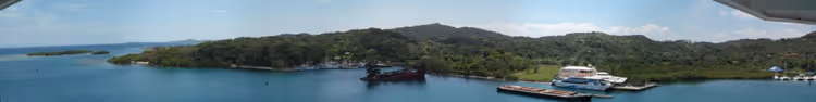 Panoramisch uitzicht op Roatan vanaf het schip