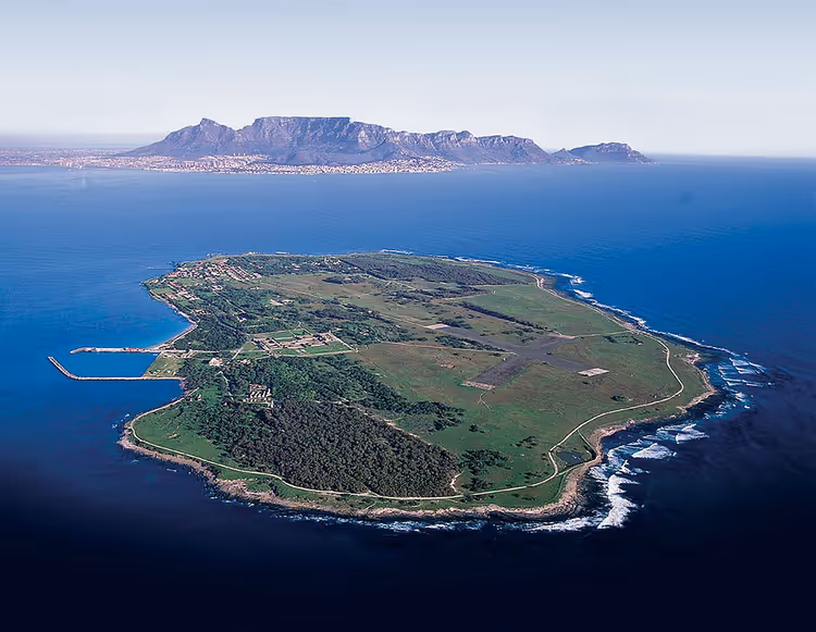 Luchtfoto van Robbeneiland met Kaapstad op de achtergrond