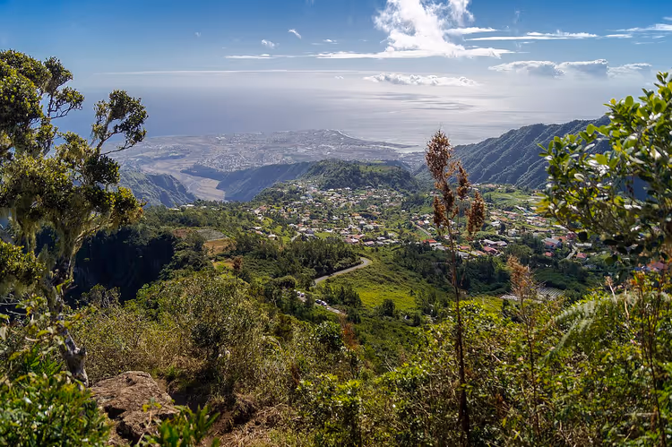 Grüne Berge von Réunion mit Blick aufs Meer