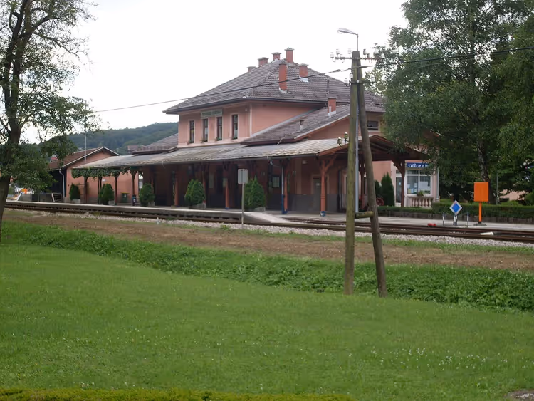 Stationsgebouw van Rogaška Slatina met perron en sporen