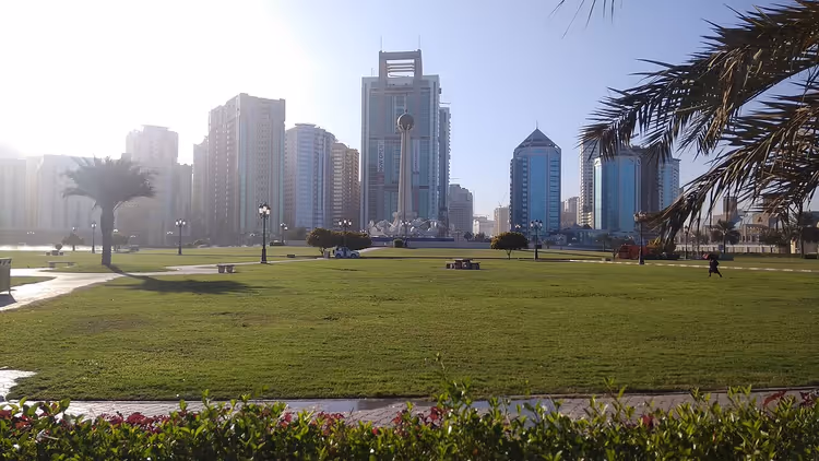 Groen Rolla Square Park in Sharjah met palmbomen