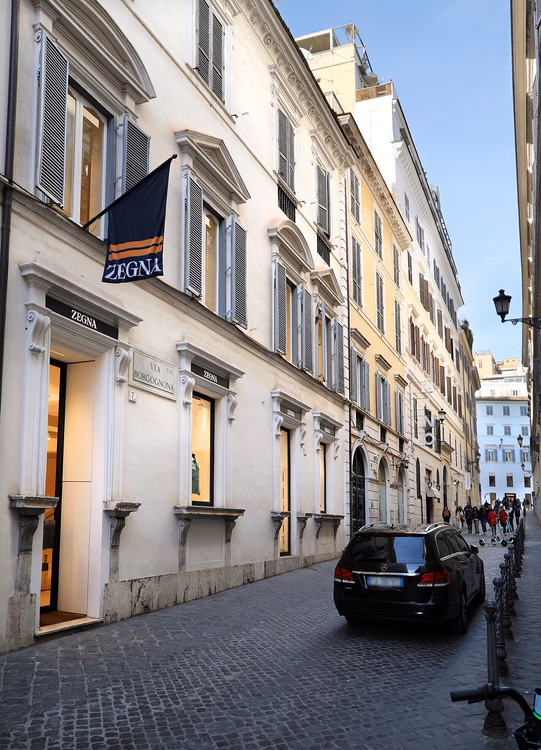 Бутик Zegna на мощёной улице Виа Боргоньона