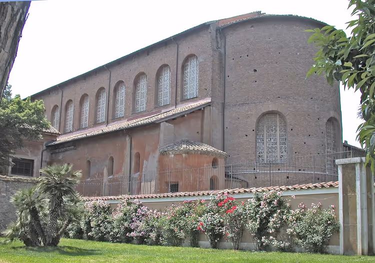 Mursteinsbasilikaen Santa Sabina med buevinduer