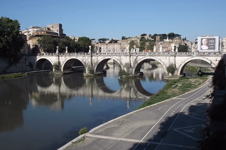 Roma'da Tiber üzerindeki Ponte Sant'Angelo
