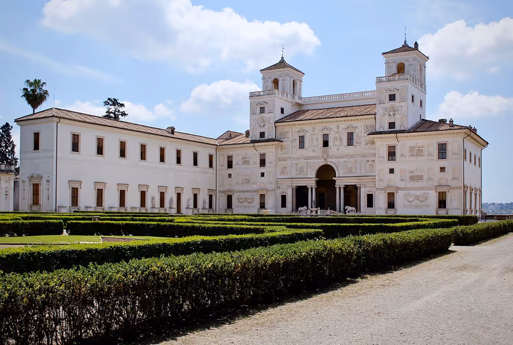 Kuleleri ve bahçesiyle Roma'daki Villa Medici
