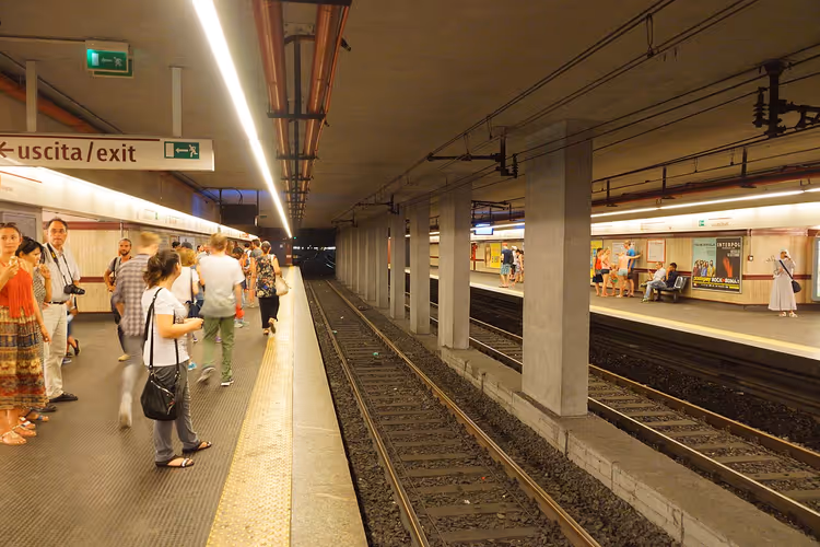 perron en sporen van metrostation Ottaviano in Rome