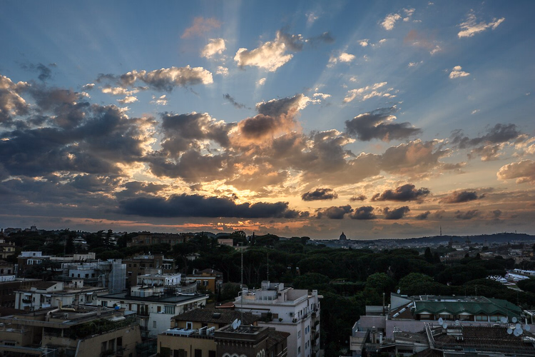 Panorama over takene i Roma i solnedgang